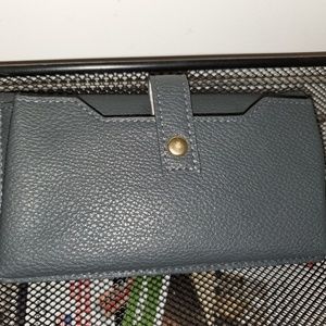 ADRIENNE VITTADINI WALLET CROSS BODY W/CHARGER